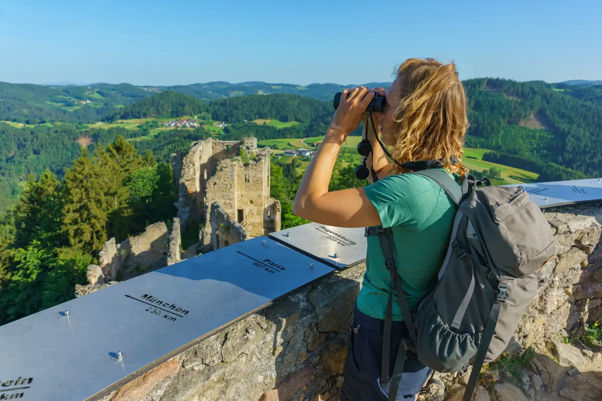 Frau mit Feldstecher auf der Burgruine Prandegg